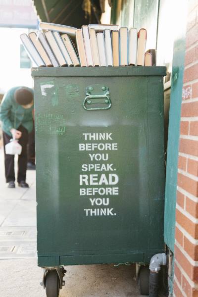 Symbolbild Bücherwagen mit Aufdruck "Think before you speak. Read before you think."